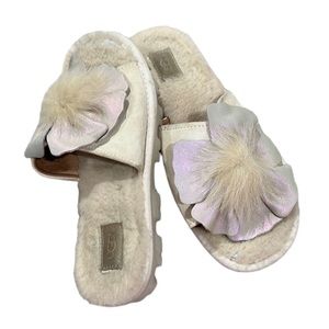 UGG Pretty Slides Powder Puff Women’s Sz 6 Cream Irridescent Leather Flo…